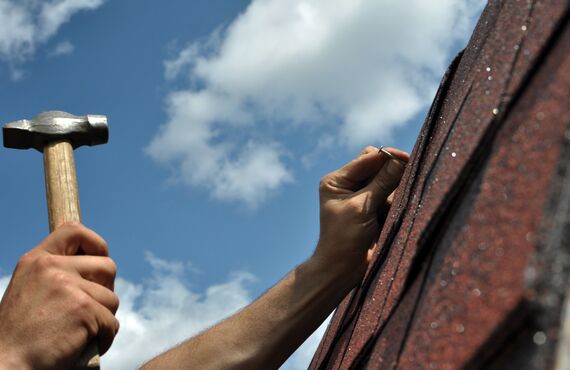 平塚市で雨漏りが起きた屋根の補修を火災保険対応で請け負うことができます